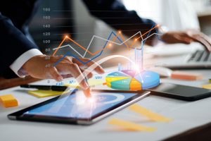 Kolorowe wykresy unoszą się nad tabletem
