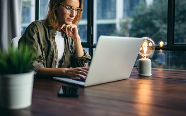 Młoda kobieta sprawdza ofertę w Internecie